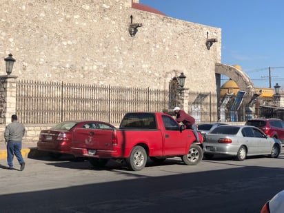 Calles de la Zona Centro de Monclova son utilizadas por lavacoches para realizar su trabajo