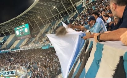 VIDEO: Lanzan cenizas de fallecido en pleno estadio y caen sobre aficionada