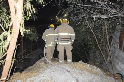 Vecinos del Álamo se alarman por incendio en el río Monclova