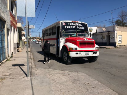 Camiones urbanos de modelo 2000 operan en Monclova