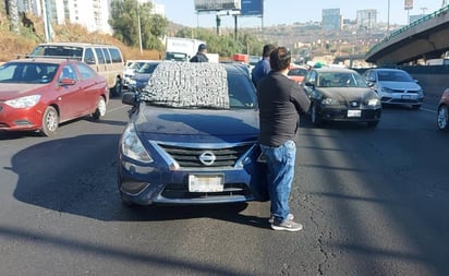 Balean auto en la México-Querétaro; hay un muerto