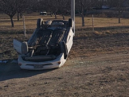 Mujer vuelca  en carretera Allende-Villa Unión, termina con lesiones leves