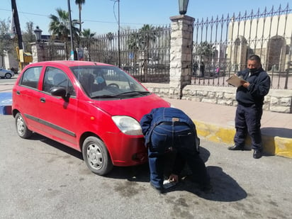 Los tránsitos cumplen con su deber quitando placas en la Zona Centro de Monclova