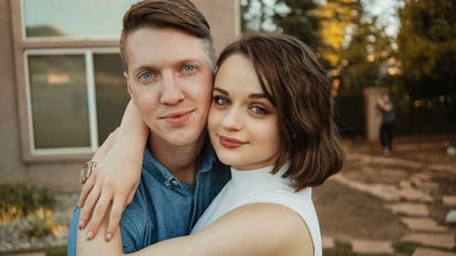 Joey King revela que está comprometida