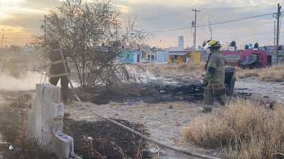 Vecinos de la colonia Calderón sofocan incendio.