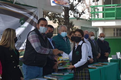 Estudiantes de Conalep Monclova reciben libros  