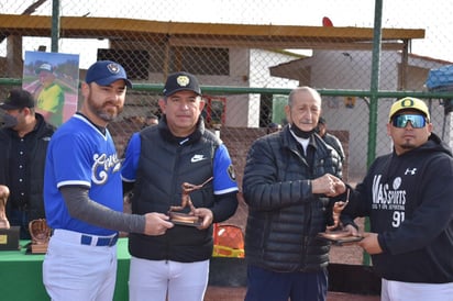 Royals inicia ganando en el softbol del Country temporada 'Rolando Iruegas'