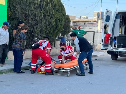 Hombre de la tercera edad es arrollado por motocicleta en Monclova 