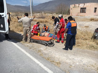 Hombre derrapa en su motoneta y se lesiona en la carretera Cuatro Ciénegas-Ocampo