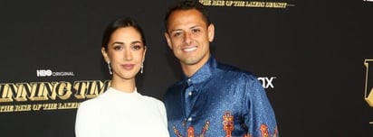 Chicharito presume outfit diseñado por su nueva novia; ella es Nicole McPherson