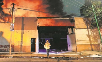 Mujer despechada incendia vehículo y predio de su ex pareja en Mérida