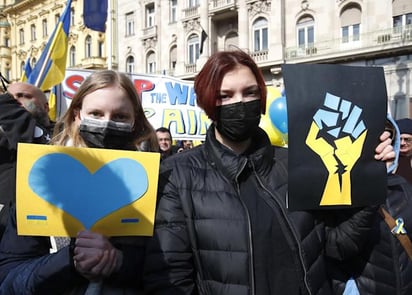 Miles de croatas protestan contra la invasión rusa y recuerdan a las víctimas