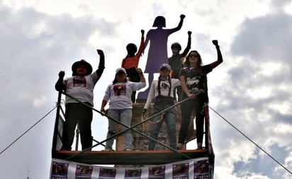 Develan nueva escultura en la Glorieta de la Mujeres que Luchan