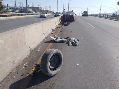 Auto se quedá sin llanta y se impacta en muro