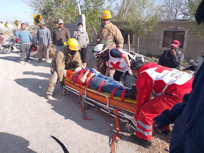 Mujer se salva de milagro tumba barda de concreto y vuelca en Monclova 