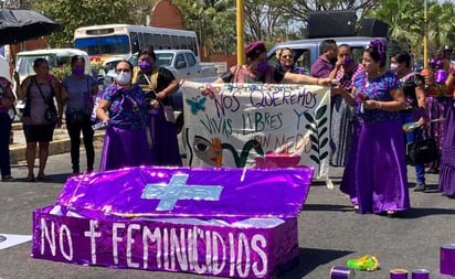 Protestan mujeres zapotecas contra feminicidios en Oaxaca