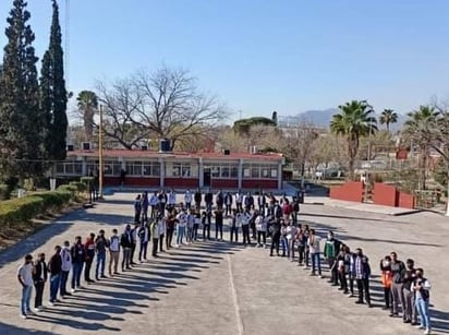 Alumnos realizan moño en ausencia de sus compañeras