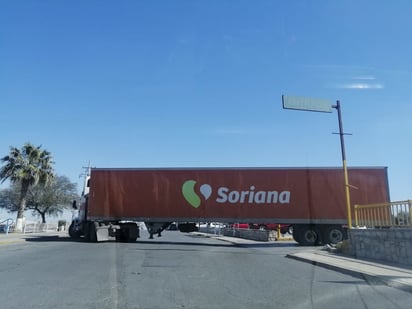 Traileres no respetan la ley de transito en Monclova; circulan a todas horas