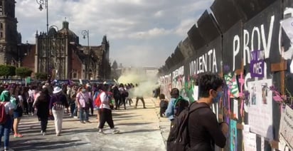 Policía recibe con gas pimienta a mujeres que se acercan a las vallas del Palacio Nacional 