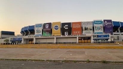 Gallos Blancos un año a puerta cerrada en casa; barras expulsadas tres años