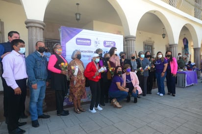 Autoridades develan placa: 'edificio libre de violencia contra la mujer'