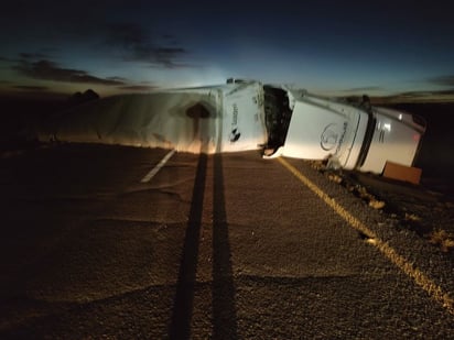 Tráiler vuelca en la carretera Saltillo- Torreón en Parras