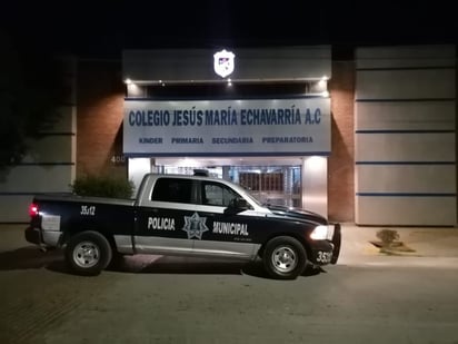 Policía de Torreón vigila escuelas ante amenazas difundidas WhatsApp