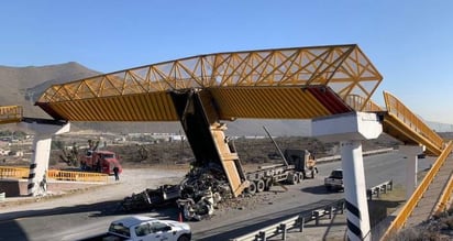 Tráiler arranca puente en carretera Saltillo-Mty