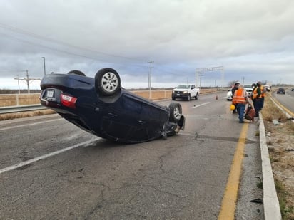 Hombre resulta ileso en volcadura en la carretera 57, tramo Piedras Negras - Nava