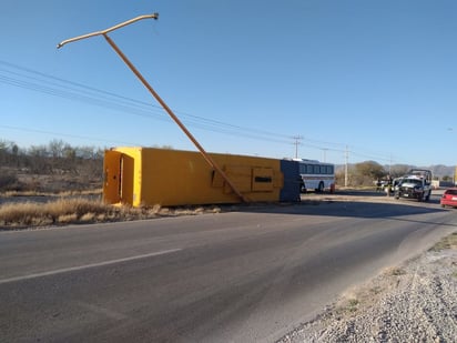 Camión de Nadadores línea Hermes vuelca en la carretera 30 hay 2 estudiantes de Cruz Roja delicadas 