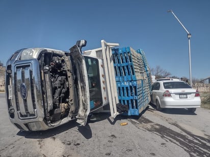 Un hombre lesionado y un auto aplastado fue el resultado de un choque volcadura en la Avenida Constitución