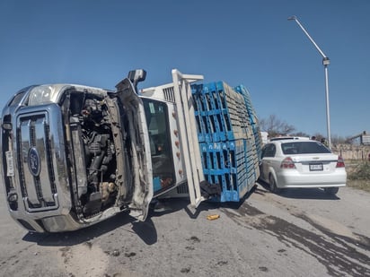 Choque volcadura en la Avenida Constitución