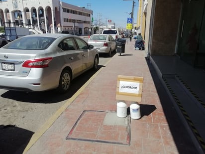 Registro en plena zona comercial de Monclova despide fétidos olores