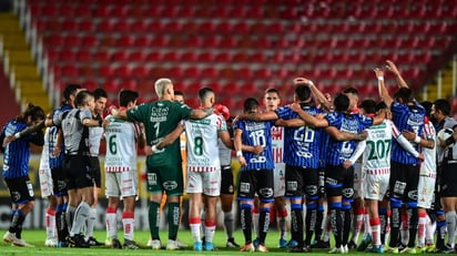 ¿Por qué los jugadores y árbitros de la Liga MX se abrazan al minuto 62 del partido?