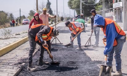 Previo a temporada de lluvias realizan jornada de bacheo en principales vías de comunicación