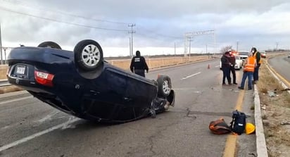 Volcadura sobre la carretera federal deja daños materiales en Piedras Negras