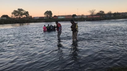 Elementos de PC y Bomberos de Piedras Negras participan en rescates de 23 migrantes