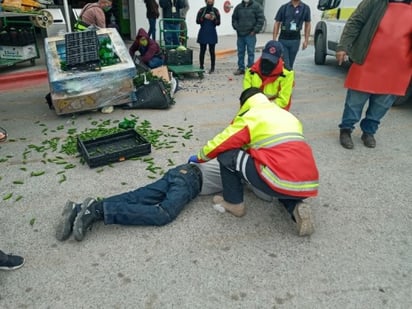 Sufre caída estibador de camión de carga en Allende