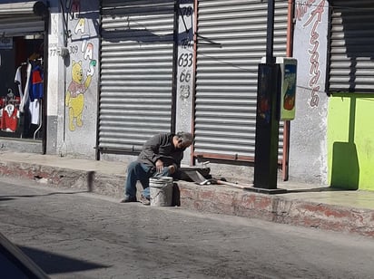 Comerciantes reparan ellos mismos alcantarillas dañadas