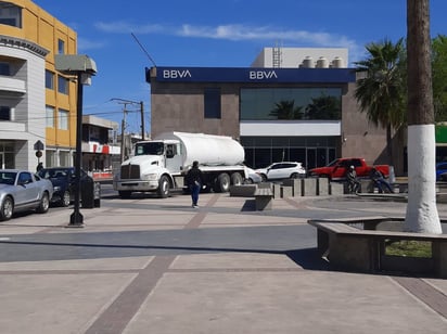 La plaza principal de Monclova recibe mantenimiento