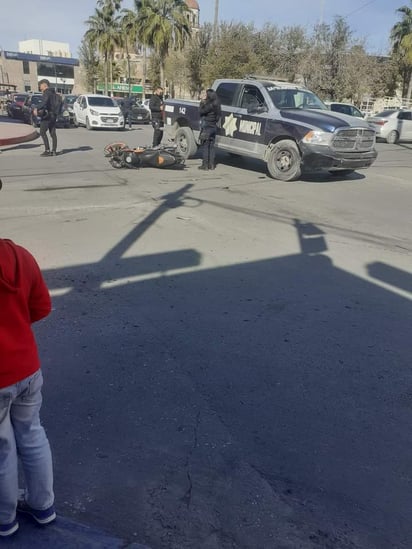 Policías municipales se pasan luz roja y provocan choque