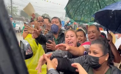 AMLO al llegar a Tabasco y es recibido por docenas de paisanos