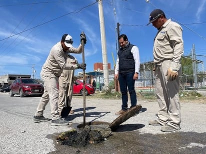 No paran brotes de aguas negras por taponamientos en tuberías