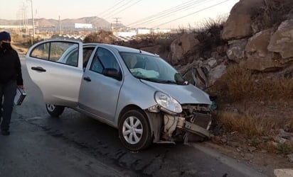 Vehículo por intentar rebasar choca con trailer en sentido contrario