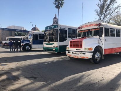 Transporte y Vialidad coloca calcas para respetar asientos en el transporte público de Monclova