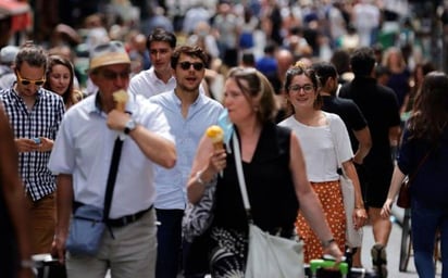 Francia le dice adiós al cubrebocas y al pasaporte sanitario, tras fin de restricciones