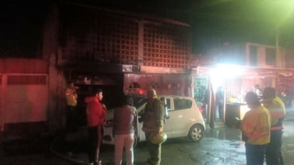 Dos mujeres con quemaduras y rescatan a cachorros tras incendio en Torreón