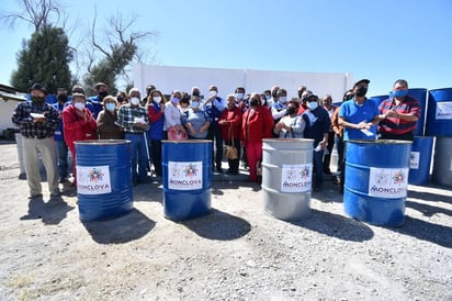 Monclovenses son beneficiados con la entrega de 100 botes para recolectar basura