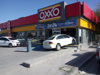 Mujer entra a tienda de conveniencia con todo y vehículo, por suerte no sufrió lesiones