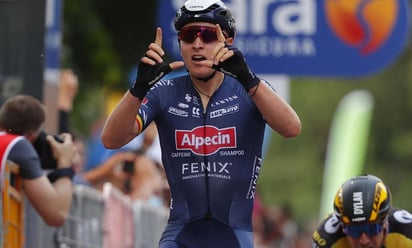 Tim Merlier impone su fuerza al esprint para ganar la Nokere Koerse